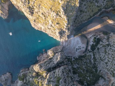 Deniz suyu, kayalar ve deniz ile güzel kayalık sahil manzarası.