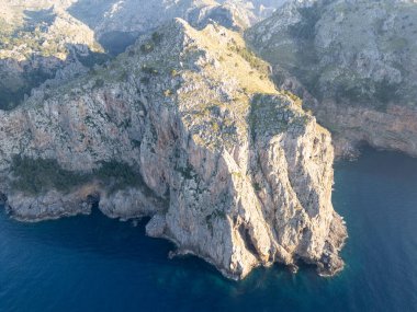 Mallorca 'daki güzel deniz ve dağların hava aracı görüntüsü