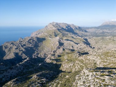 Dağın ve denizin zirvesinden görünüşü