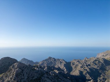 Akdeniz 'deki kayalık dağların güzel manzarası