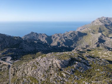 Dağın tepesinden Akdeniz 'e, Mallorca adasına, İspanya' ya bak.