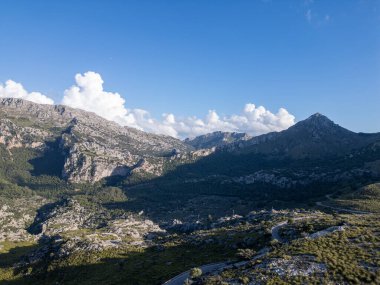 Mavi bulutlu dağların muhteşem manzarası