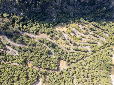 Dağlardaki dolambaçlı yolun havadan görünüşü
