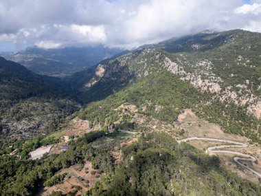Dağların güzel manzarasının havadan görünüşü