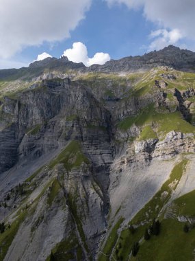İsviçre Alplerindeki güzel dağ manzarası.