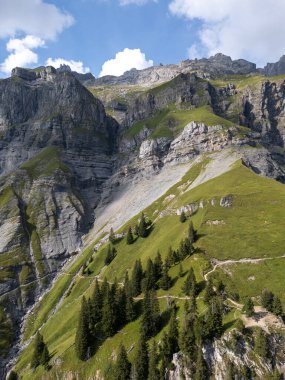 Dağları ve mavi gökyüzü olan güzel bir manzara.