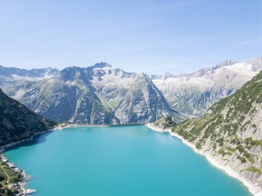 Dağlardaki güzel göl.