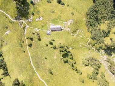 İsviçre Alpleri 'ndeki güzel bir dağ manzarasının üst görüntüsü.