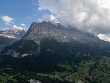Yeşil çayırlar ve bulutlu gökyüzü ile güzel dağ manzarası