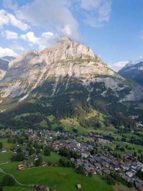 Dağlardaki Alplerin havadan görünüşü