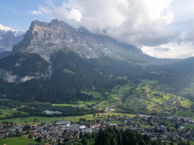Alplerdeki bir dağdan manzara. İsviçre, Avrupa.