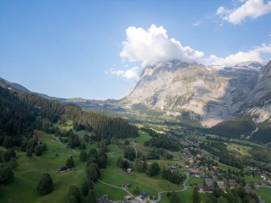 Alp dağlarının yukarıdan güzel manzarası
