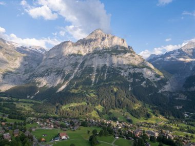 Alplerdeki dağların güzel manzarası