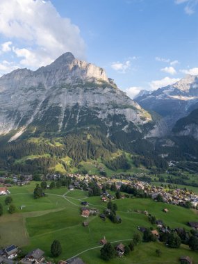 Yazın güzel Alp köyünün hava manzarası