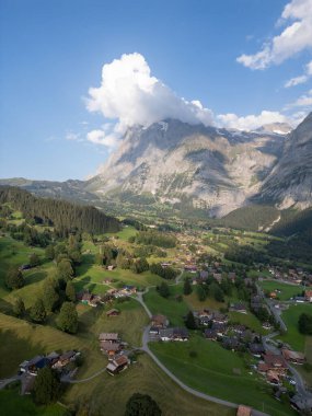 İsviçre Alplerindeki Lauterbrunnen köyündeki Alplerin manzarası