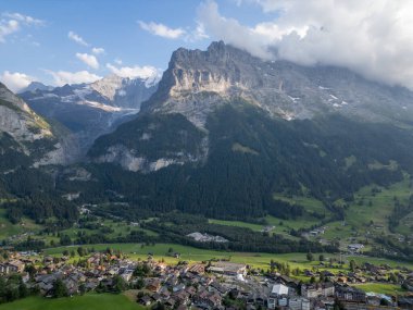 Dağların güzel manzarası ve Alplerin köyü