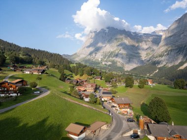 İsviçre Alpleri 'ndeki dağ köyünün tepesinden manzara.