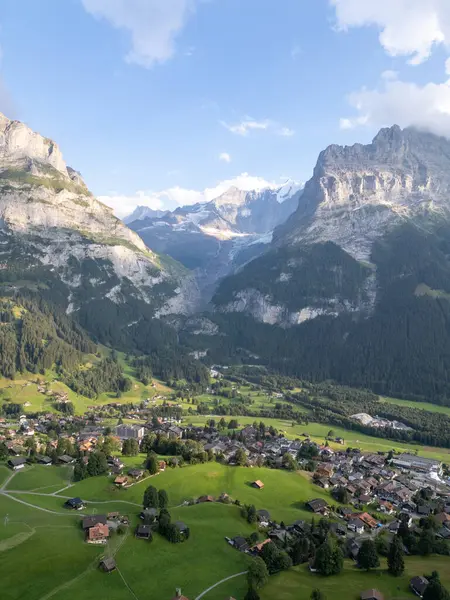 Dağın tepesindeki İsviçre Alplerinden manzara