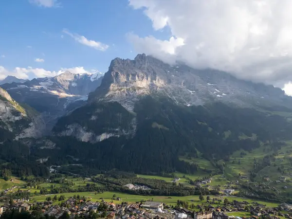 İsviçre Alpleri ve İsviçre Alpleri 'ndeki İsviçre köyü.