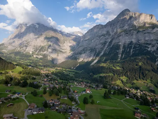 İsviçre 'nin Alplerinde, Lauterbrunnen' in güzel Alp köyü.