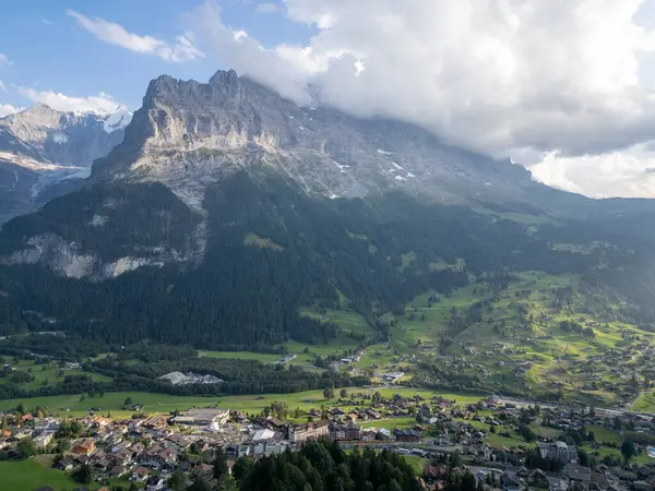 Grindelwald köyünün havadan görünüşü, İsviçre