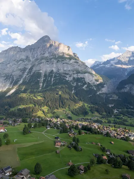 Yazın güzel Alp köyünün hava manzarası