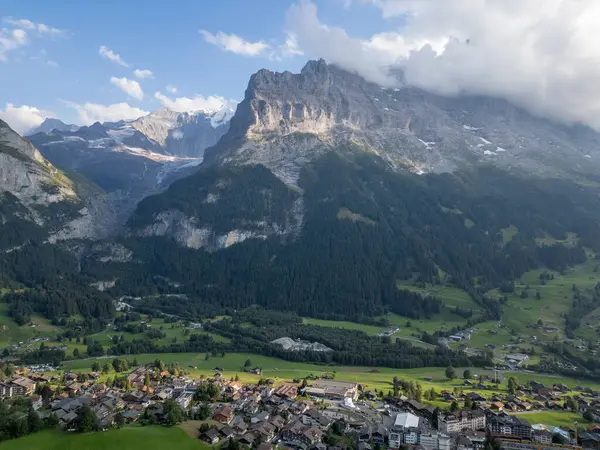 Dağların güzel manzarası ve Alplerin köyü
