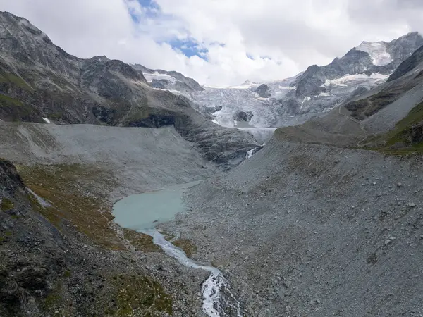 Alplerdeki İsviçre Alplerinde bir buzulun görüntüsü