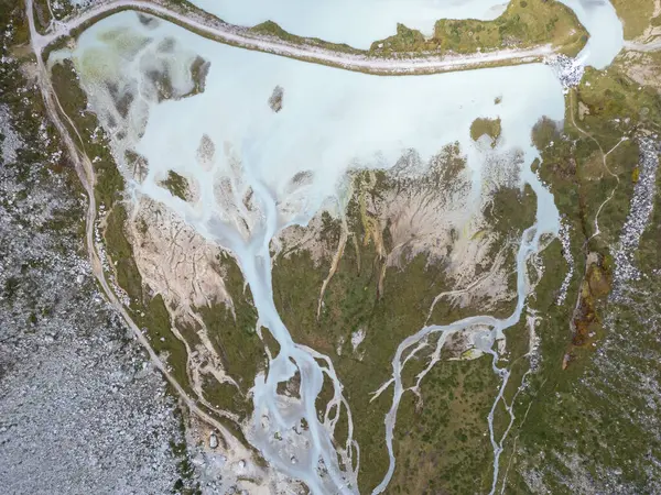 Dağlardaki nehrin havadan görünüşü