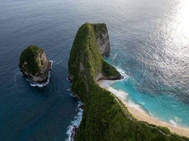 Mavi suyu ve beyaz kumsalı olan güzel tropikal deniz ve sahil manzarası palmiye ağaçları ve Bali 'deki beyaz kumsallı tropikal plaj.,