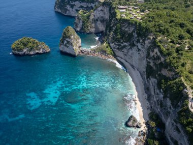 Bir sürü insanla dolu güzel bir sahil.
