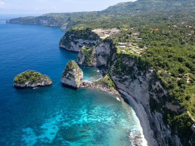 Uçurumun tepesinden adanın manzarası