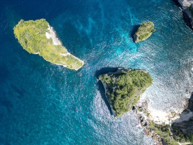 Güzel bir deniz manzarası ve kumsal.
