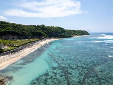 Endonezya, Bali 'de mavi deniz manzaralı güzel sahil manzarası.