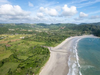 Palmiye ağacı, beyaz kum ve filipinli tropik plaj manzarası. İHA atışı.