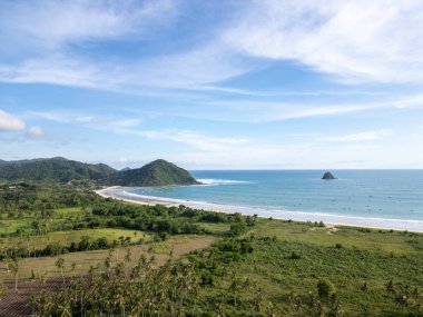 Güzel deniz manzarası ve dağlar.
