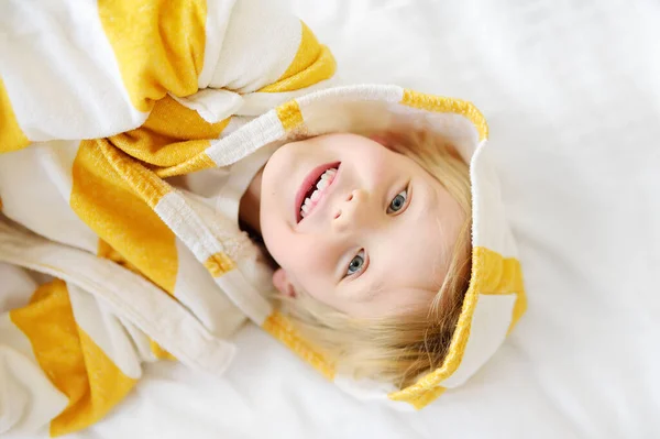 Portret Małego Dziecka Szlafroku Leży Łóżku Przebudzeniu Ubrania Dla Dzieci — Zdjęcie stockowe