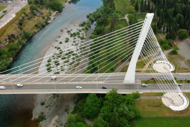 Karadağ 'ın başkenti Podgorica' daki Millennium köprüsü ve Moraca nehrinde hava aracı görüntüsü kaldı.