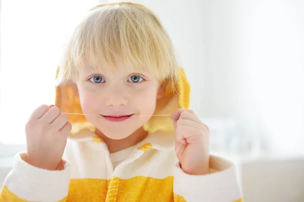 学龄前男孩用牙线清洁牙齿 然后用牙刷仔细刷牙 学习儿童适当的口腔卫生 牙科医疗和儿童保健 — 图库照片