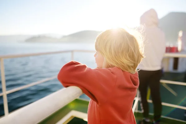 ブロンドの小さな子供はフェリーで家族と一緒に旅行しています 小学生はアドリア海の景色を楽しんでいます 休暇中のクルーズ船の休暇 — ストック写真