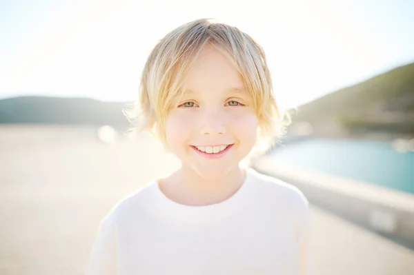 Retrato Criança Estudante Sorridente Alegre Pelo Mar Durante Férias Verão — Fotografia de Stock
