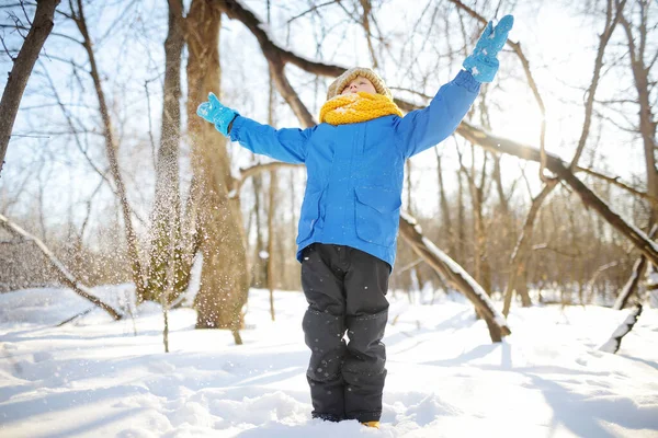 Маленький Хлопчик Кидає Свіжий Сніг Рук Дитині Подобається Гуляти Парку — стокове фото