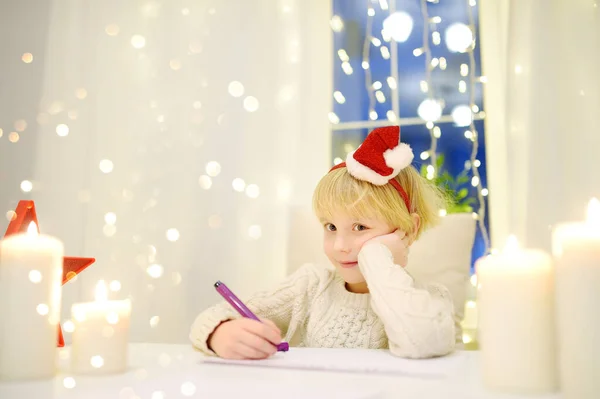 Rapazinho Escrever Carta Pai Natal Criança Sonha Com Presente Que — Fotografia de Stock