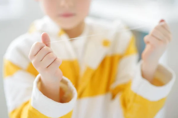 Anaokulu Çocuğu Dişlerini Diş Ipiyle Temizledi Dişlerini Dikkatlice Fırçalıyor Çocuklara — Stok fotoğraf