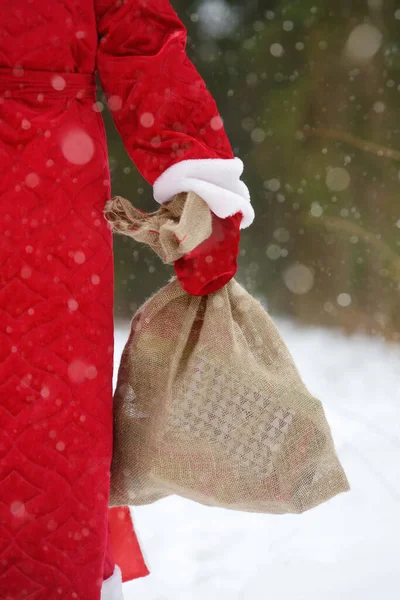 Santa Claus Con Bolsa Regalos Navidad Está Caminando Por Bosque — Foto de Stock