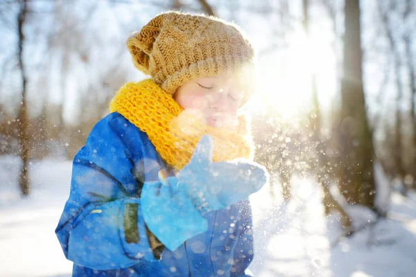 Mały Chłopiec Wieje Śniegiem Rąk Dziecko Lubi Spacerować Parku Śnieżny — Zdjęcie stockowe