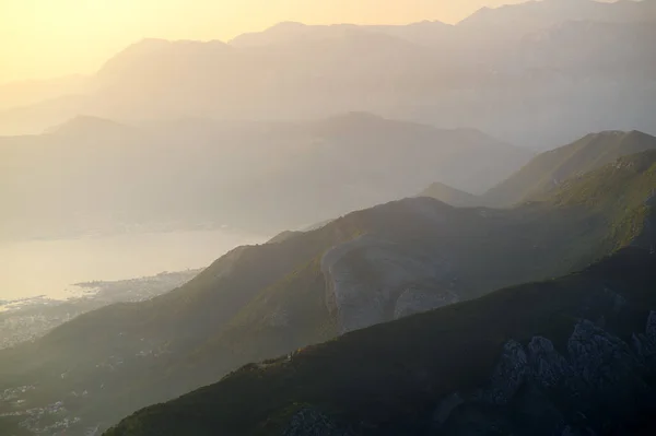 Atemberaubende Luftaufnahme Eines Gebirges Der Nähe Der Bucht Von Kotor — Stockfoto