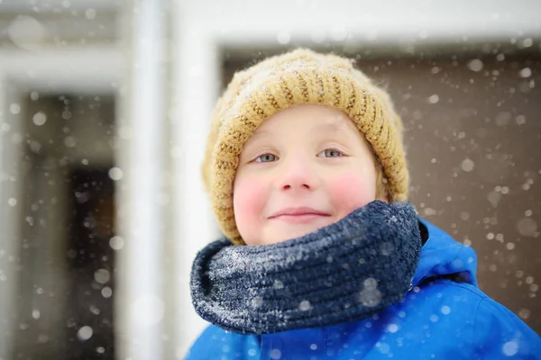 Portret Van Een Grappig Jongetje Blauwe Winterkleding Wandelingen Tijdens Een — Stockfoto