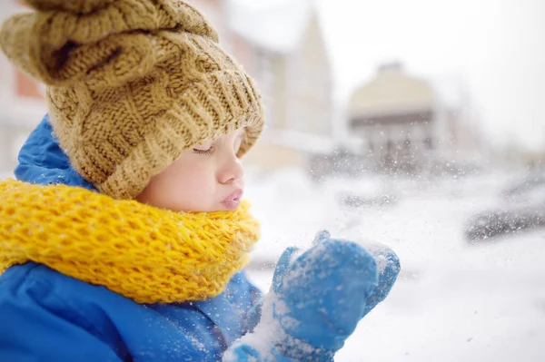 Kleine Jongen Die Sneeuw Uit Zijn Handen Blaast Kind Genieten — Stockfoto