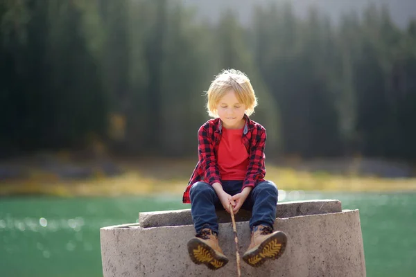 Roztomilé Dítě Hraje Holí Baví Pobřeží Horského Jezera Malý Chlapec — Stock fotografie